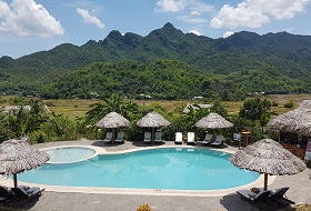 Puur Vietnam reis Mai Chau Eco Lodge zwembad uitzicht Puur Vietnam reis Mai Chau Eco Lodge zwembad uitzicht