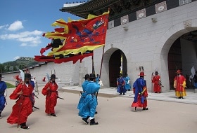 Zuid Korea, Seoul, Gyeongbokpaleis Wacht Zuid Korea, Seoul, Gyeongbokpaleis Wacht