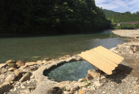 Kumano rivier met onsen Japan Kumano rivier met onsen Japan